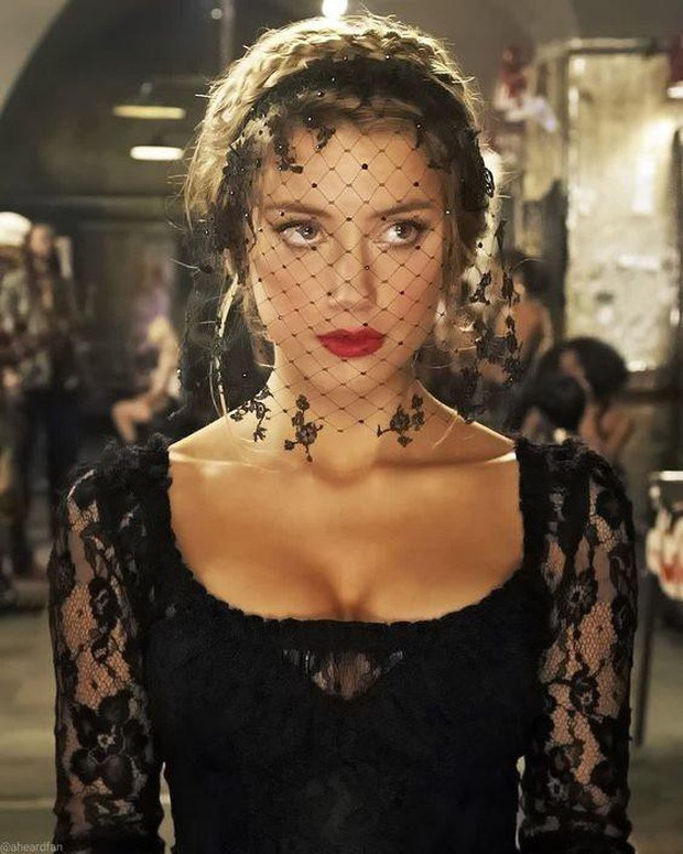 Thời đỉnh cao nhan sắc của Amber Heard: Thương hiệu gắn với gam đỏ, phối đồ thông minh - Ảnh 13. Thời đỉnh cao nhan sắc của Amber Heard: Thương hiệu gắn với gam đỏ, phối đồ thông minh - Ảnh 13.