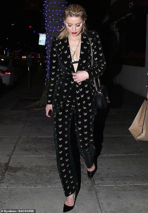 Thời đỉnh cao nhan sắc của Amber Heard: Thương hiệu gắn với gam đỏ, phối đồ thông minh - Ảnh 15. Thời đỉnh cao nhan sắc của Amber Heard: Thương hiệu gắn với gam đỏ, phối đồ thông minh - Ảnh 15.