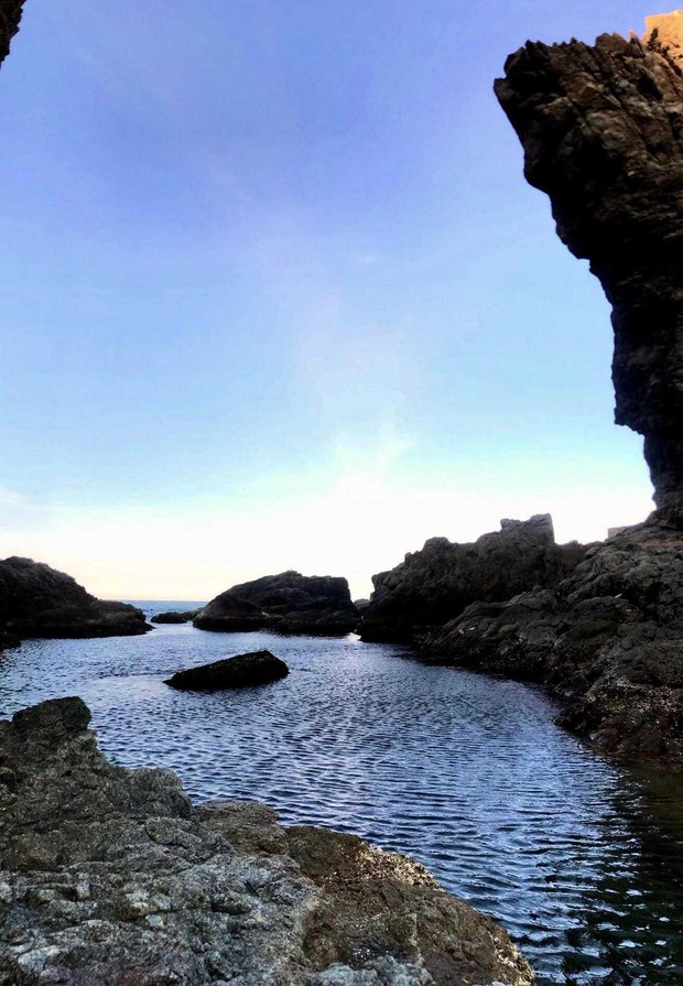 Explore the 'natural swimming pool in the middle of the sea' in Da Nang - Photo 6.