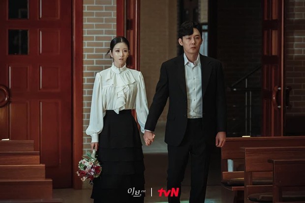 Học lỏm gu thời trang của Seo Ye Ji trong phim mới: cách phối đồ quen thuộc nhưng thần thái và quyền lực vô cùng - Ảnh 1. Học lỏm gu thời trang của Seo Ye Ji trong phim mới: cách phối đồ quen thuộc nhưng thần thái và quyền lực vô cùng - Ảnh 1.