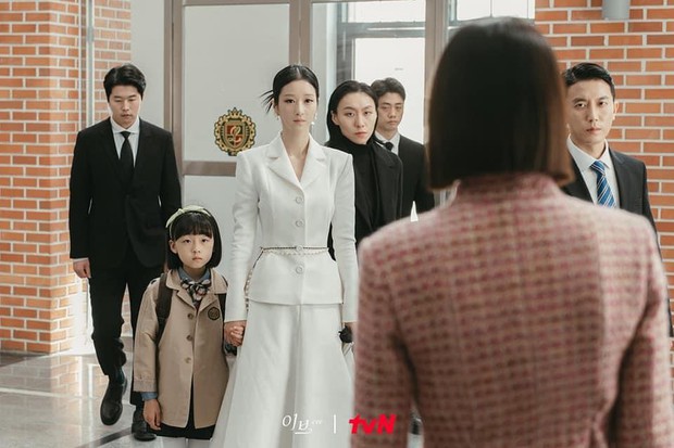 Học lỏm gu thời trang của Seo Ye Ji trong phim mới: cách phối đồ quen thuộc nhưng thần thái và quyền lực vô cùng - Ảnh 7. Học lỏm gu thời trang của Seo Ye Ji trong phim mới: cách phối đồ quen thuộc nhưng thần thái và quyền lực vô cùng - Ảnh 7.
