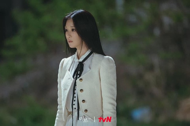 Học lỏm gu thời trang của Seo Ye Ji trong phim mới: cách phối đồ quen thuộc nhưng thần thái và quyền lực vô cùng  - Ảnh 9.