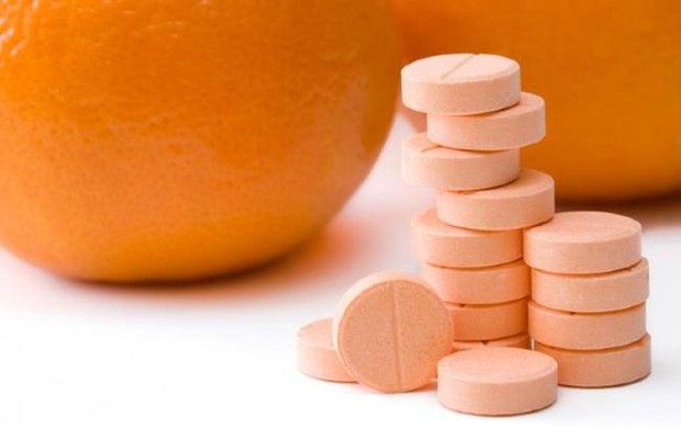 Phụ nữ uống vitamin C để tăng sinh collagen thường mắc 3 sai lầm, dễ bị sỏi thận - Ảnh 2.