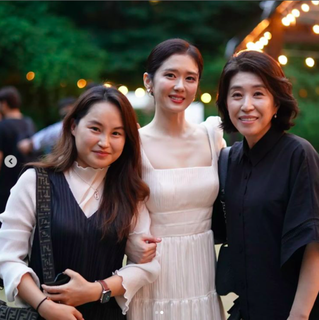 Diễn viên kỳ cựu Kim Mi Kyung chia sẻ ảnh trong đám cưới Jang Nara - Ảnh 2.