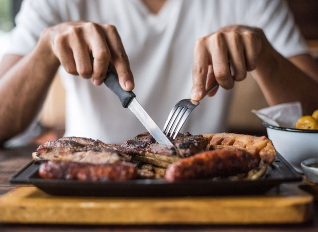 3 thói quen ăn tối sai lầm nhiều người hay mắc phải có thể gây ảnh hưởng đến cân nặng và tuổi thọ của bạn - Ảnh 2.
