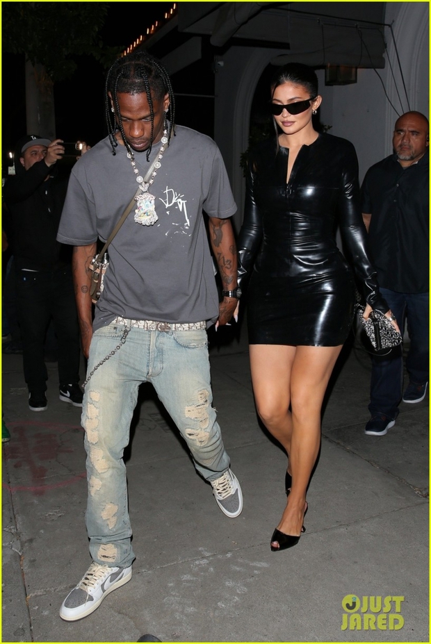 Kylie Jenner diện đầm da bó nóng bỏng đi chơi tối cùng bạn trai - Ảnh 3.