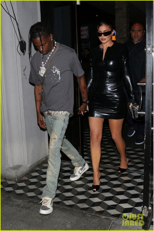 Kylie Jenner diện đầm da bó nóng bỏng đi chơi tối cùng bạn trai - Ảnh 4.