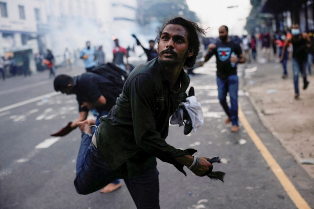 Người biểu tình ở Sri Lanka chiếm tư dinh tổng thống, đốt nhà thủ tướng - Ảnh 8.