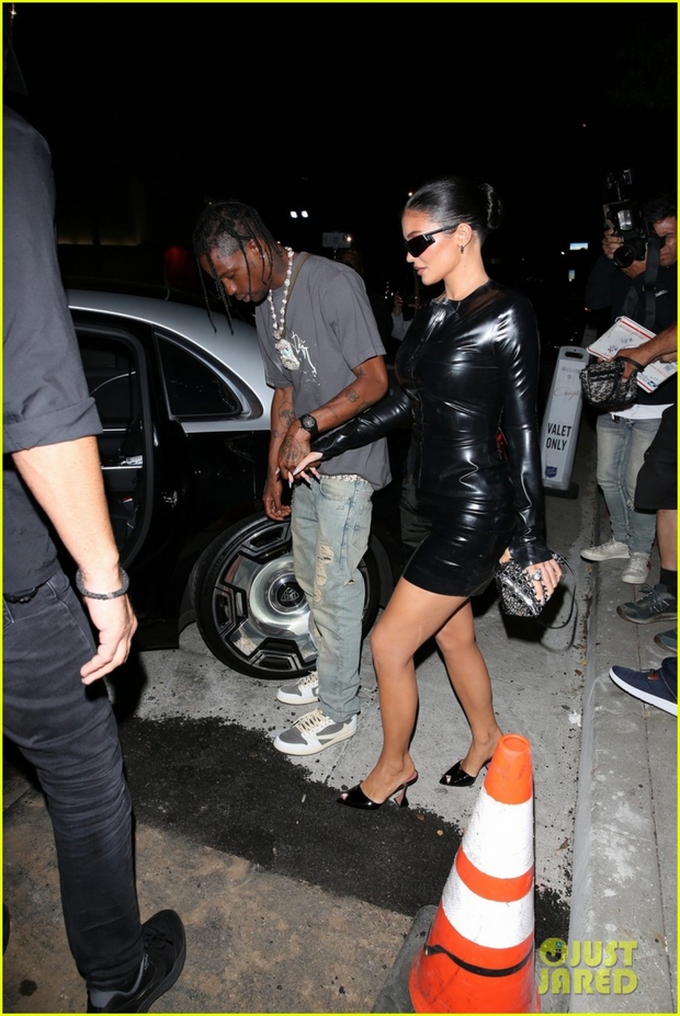 Kylie Jenner diện đầm da bó nóng bỏng đi chơi tối cùng bạn trai - Ảnh 8.