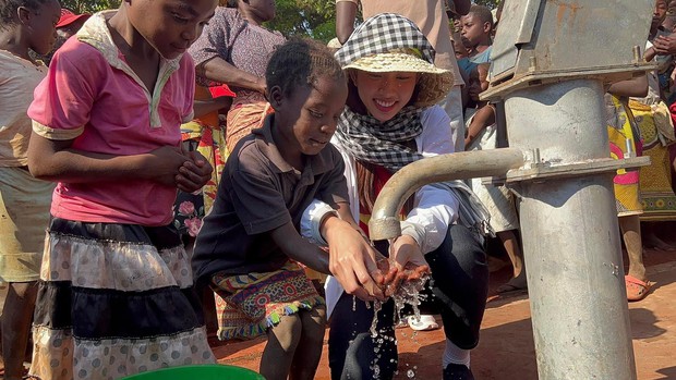 Hoa hậu Thuỳ Tiên được người dân Angola vây quanh hò reo khi mang nước sạch về bản nghèo châu Phi - Ảnh 5.