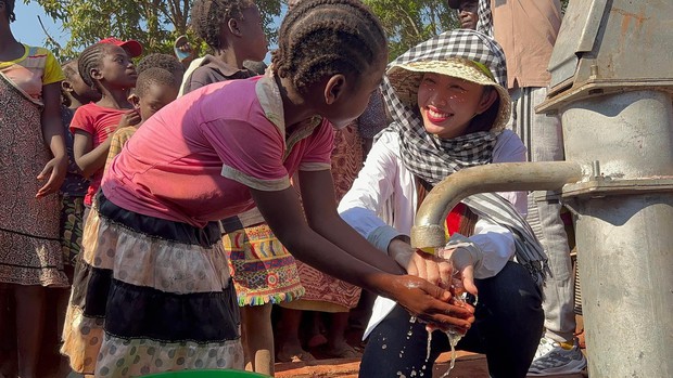 Hoa hậu Thuỳ Tiên được người dân Angola vây quanh hò reo khi mang nước sạch về bản nghèo châu Phi - Ảnh 6.