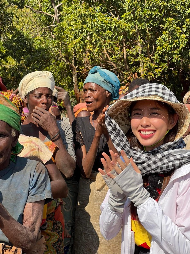 Hoa hậu Thuỳ Tiên được người dân Angola vây quanh hò reo khi mang nước sạch về bản nghèo châu Phi - Ảnh 8.