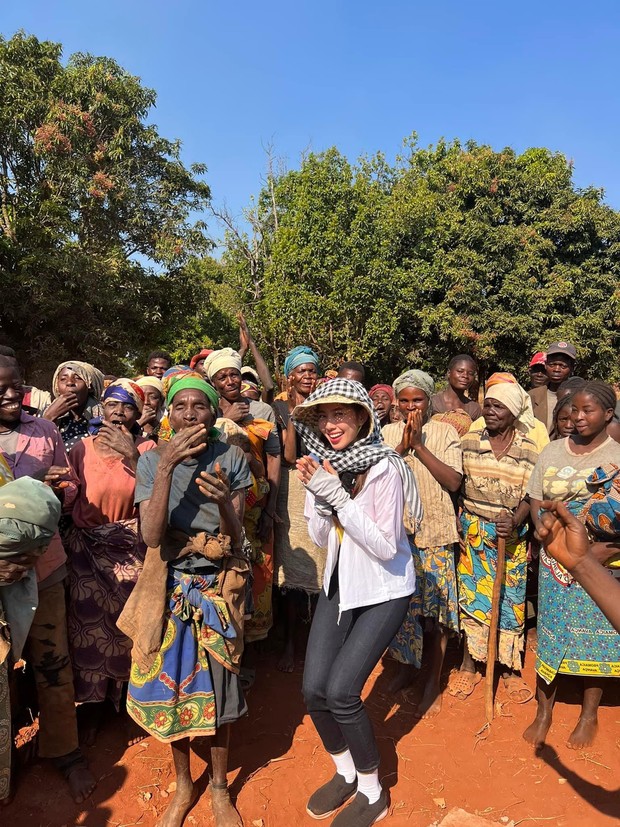 Hoa hậu Thuỳ Tiên được người dân Angola vây quanh hò reo khi mang nước sạch về bản nghèo châu Phi - Ảnh 9.