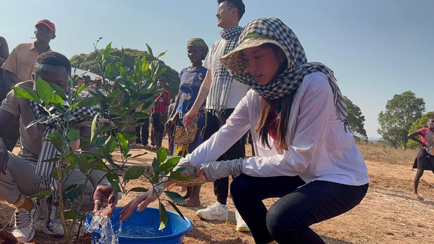 Hoa hậu Thuỳ Tiên được người dân Angola vây quanh hò reo khi mang nước sạch về bản nghèo châu Phi - Ảnh 10.