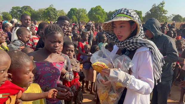 Hoa hậu Thuỳ Tiên được người dân Angola vây quanh hò reo khi mang nước sạch về bản nghèo châu Phi - Ảnh 11.