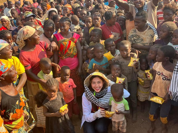 Hoa hậu Thuỳ Tiên được người dân Angola vây quanh hò reo khi mang nước sạch về bản nghèo châu Phi - Ảnh 13.