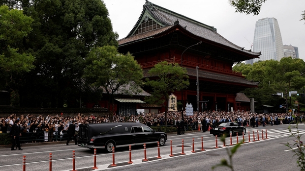 Hàng dài người đến tiễn đưa cựu Thủ tướng Nhật Bản Abe Shinzo - Ảnh 1.