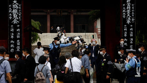 Hàng dài người đến tiễn đưa cựu Thủ tướng Nhật Bản Abe Shinzo - Ảnh 2.