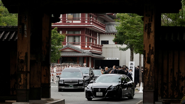 Hàng dài người đến tiễn đưa cựu Thủ tướng Nhật Bản Abe Shinzo - Ảnh 4.