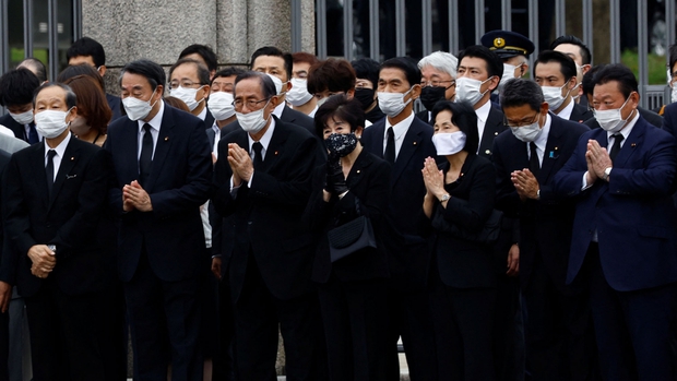 Hàng dài người đến tiễn đưa cựu Thủ tướng Nhật Bản Abe Shinzo - Ảnh 6.