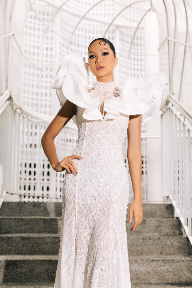 HHen Niê tái hiện hình ảnh hoa cà phê với chiếc váy trắng - Ảnh 6.