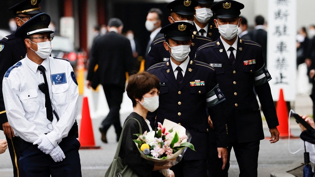 Hàng dài người đến tiễn đưa cựu Thủ tướng Nhật Bản Abe Shinzo - Ảnh 9.
