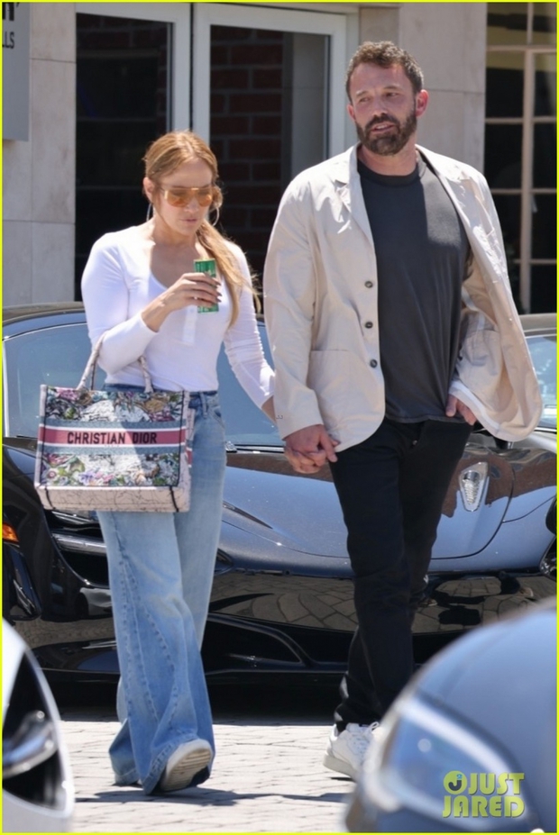Jennifer Lopez và bạn trai nắm tay tình cảm đi mua xe hơi ở Mỹ - Ảnh 1.