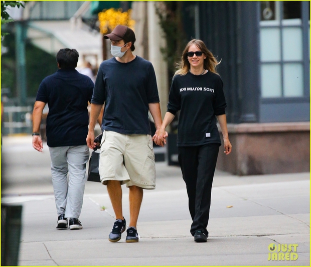 Robert Pattinson giảm cân rõ rệt khi đi mua sắm cùng bạn gái xinh đẹp - Ảnh 5.