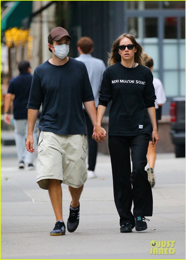 Robert Pattinson giảm cân rõ rệt khi đi mua sắm cùng bạn gái xinh đẹp - Ảnh 8.