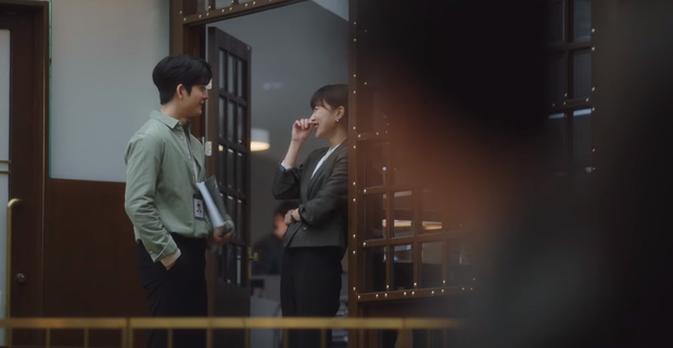 Extraordinary Attorney Woo tập 6: Park Eun Bin vỡ mộng khi Kang Tae Oh ở bên cô gái khác, chuyện gì đây? - Ảnh 5.