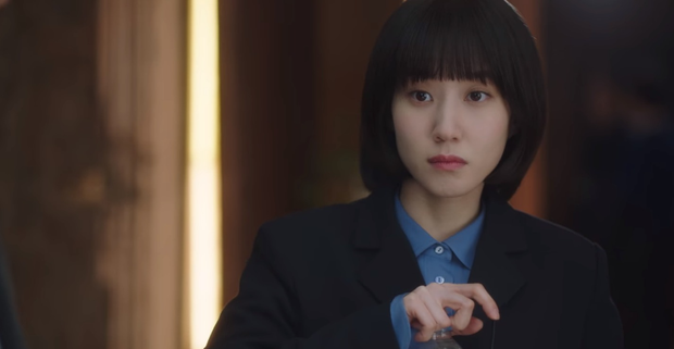 Extraordinary Attorney Woo tập 6: Park Eun Bin vỡ mộng khi Kang Tae Oh ở bên cô gái khác, chuyện gì đây? - Ảnh 4.
