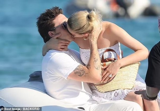 Vừa ôm hôn Brooklyn Beckham say đắm, Nicola Peltz lại thân thiết khoác tay trai lạ - Ảnh 2.