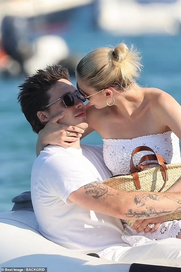 Vừa ôm hôn Brooklyn Beckham say đắm, Nicola Peltz lại thân thiết khoác tay trai lạ - Ảnh 3.