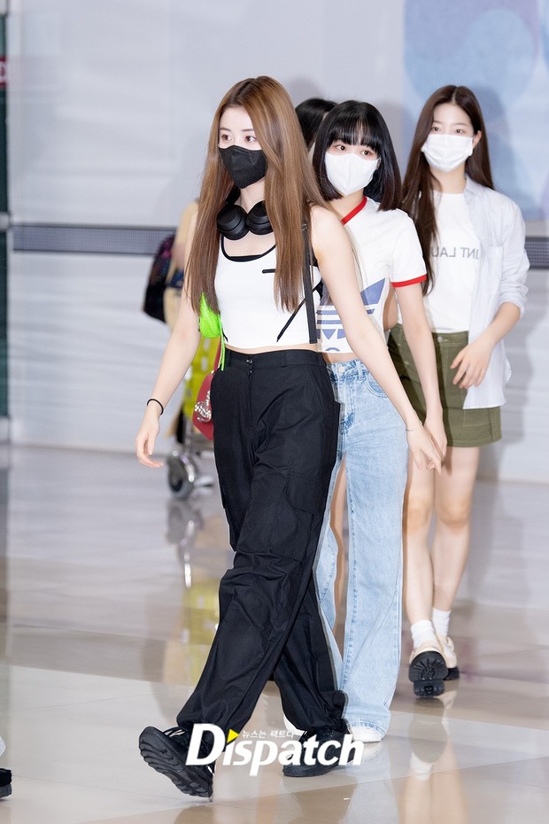 Park Seo Joon như đi catwalk tại sân bay, Mina (TWICE) được dàn vệ sĩ hộ tống vẫn lép vế trước sắc vóc của em gái BTS - Ảnh 21.