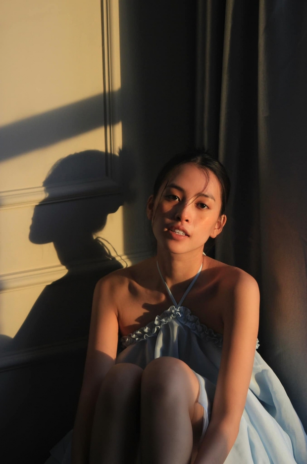 Hoa hậu Tiểu Vy để mặt mộc đẹp tựa nàng thơ trong loạt ảnh đời thường - Ảnh 2.
