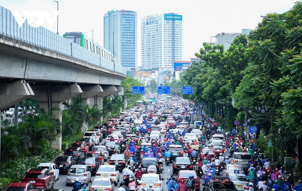 Vì sao Sở GTVT Hà Nội vẫn chưa thể tách riêng làn ô tô trên đường Nguyễn Trãi? - Ảnh 1.