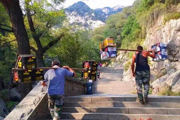 Nghề gánh hàng ở núi Thái Sơn: Mang vật nặng trên vai leo từng bậc thang lên đỉnh, có cáp treo nhưng không thể dùng - Ảnh 8.