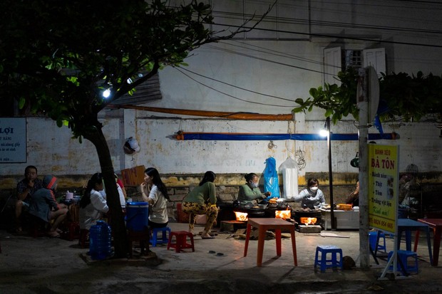 “Ăn sập” đảo Phú Quý với những quán địa phương giá rẻ mà lại cực ngon: Bỏ túi 100k đảm bảo “no lặc lè” - Ảnh 1.