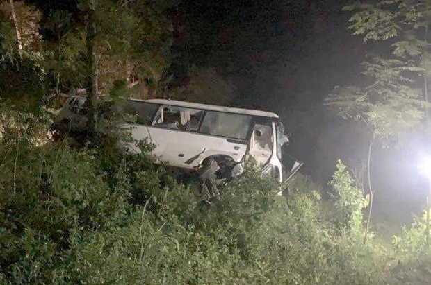Vụ lật xe 3 người tử vong ở Phú Thọ: Do tài xế không thuộc đường, rà phanh liên tục làm cháy má phanh - Ảnh 1.