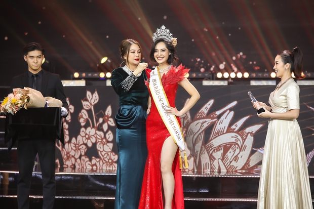 Phần ứng xử gây tranh cãi của Tân Hoa hậu Nông Thúy Hằng trong đêm chung kết - Ảnh 3.