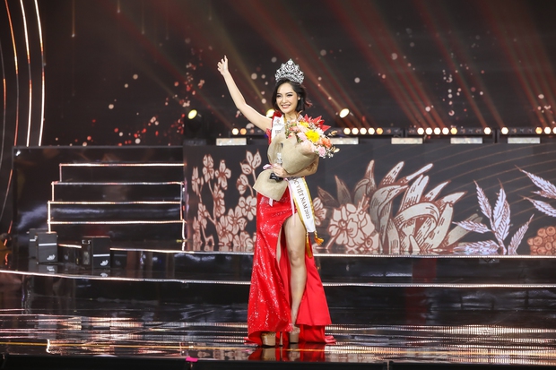 Phần ứng xử gây tranh cãi của Tân Hoa hậu Nông Thúy Hằng trong đêm chung kết - Ảnh 4.