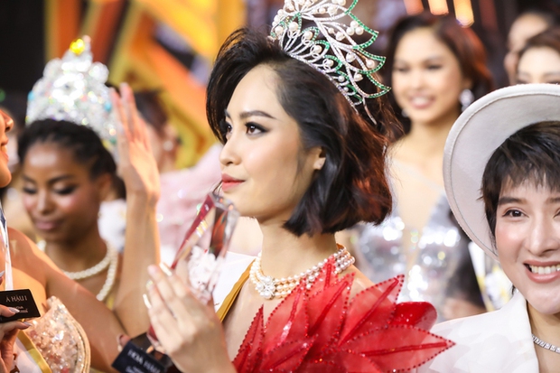 Phần ứng xử gây tranh cãi của Tân Hoa hậu Nông Thúy Hằng trong đêm chung kết - Ảnh 2.