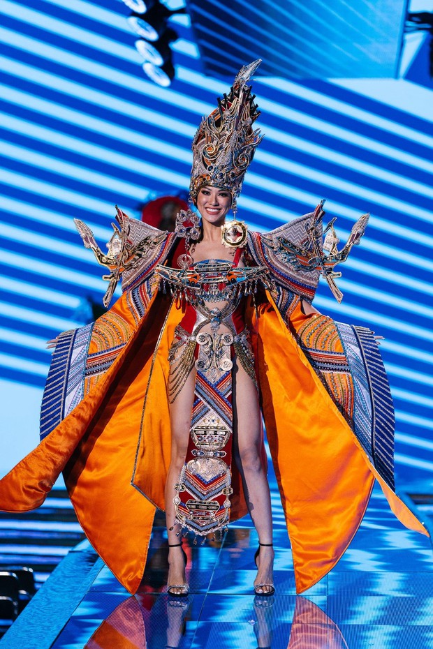 Choáng ngợp với loạt trang phục dân tộc lộng lẫy của Kim Duyên và dàn thí sinh Hoa hậu Siêu quốc gia - Ảnh 1.