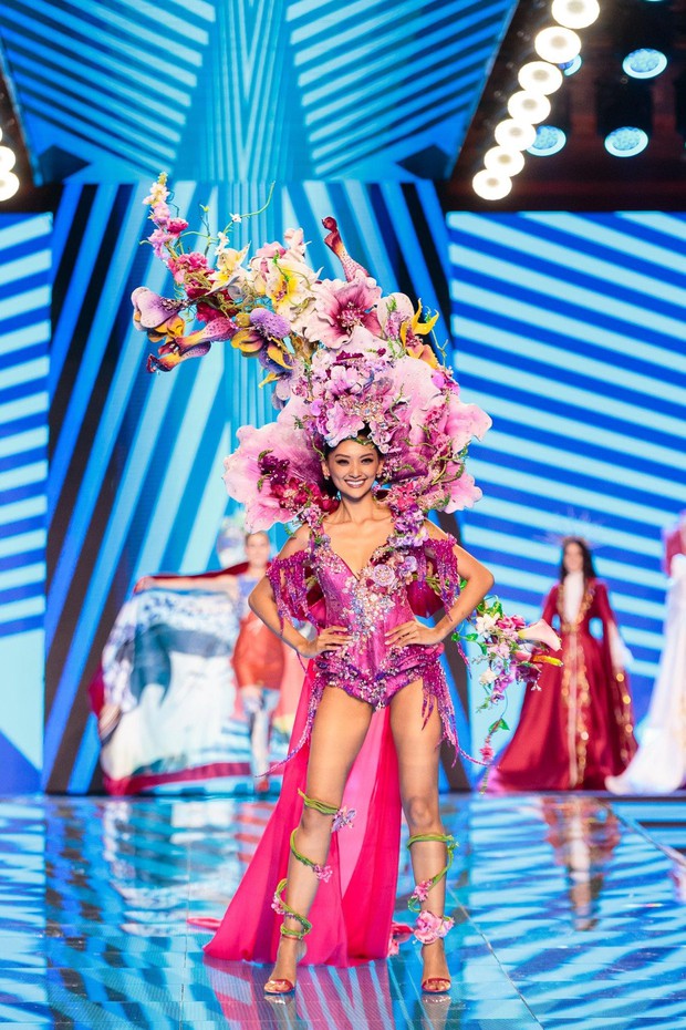 Choáng ngợp với loạt trang phục dân tộc lộng lẫy của Kim Duyên và dàn thí sinh Hoa hậu Siêu quốc gia - Ảnh 12.