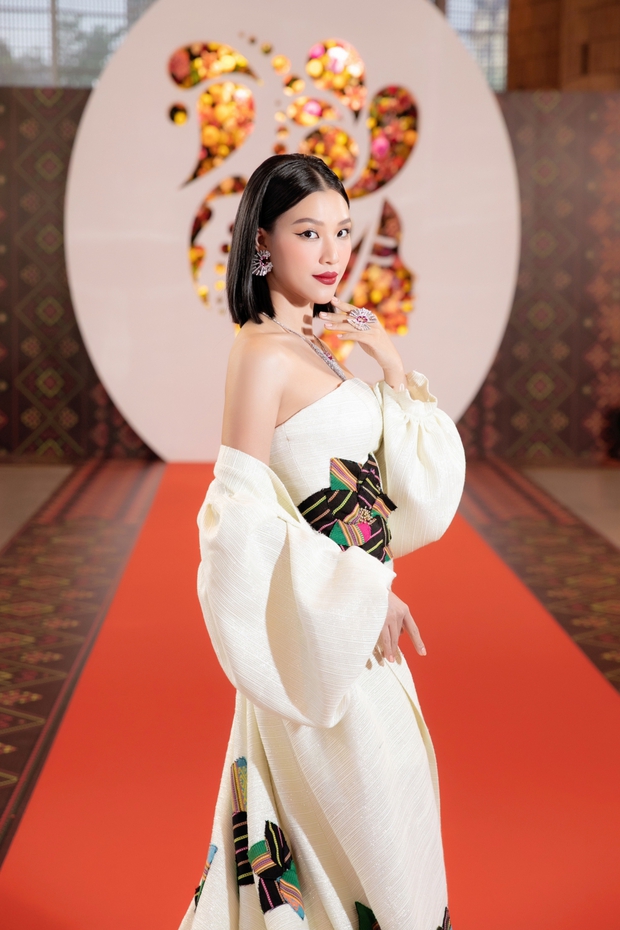 Hoàng Oanh khoe vai trần gợi cảm khi làm MC chung kết Hoa hậu các dân tộc - Ảnh 1.