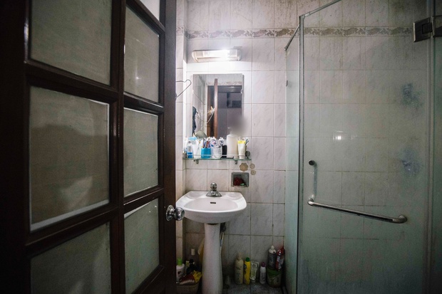 Cuộc sống bên trong phòng trọ hộp diêm 3m2: 10 người dùng chung 1 điều hoà dưới tiết trời nắng gắt, giá thuê rẻ nhưng có đáng? - Ảnh 12. Cuộc sống bên trong phòng trọ hộp diêm 3m2: 10 người dùng chung 1 điều hoà dưới tiết trời nắng gắt, giá thuê rẻ nhưng có đáng? - Ảnh 12.