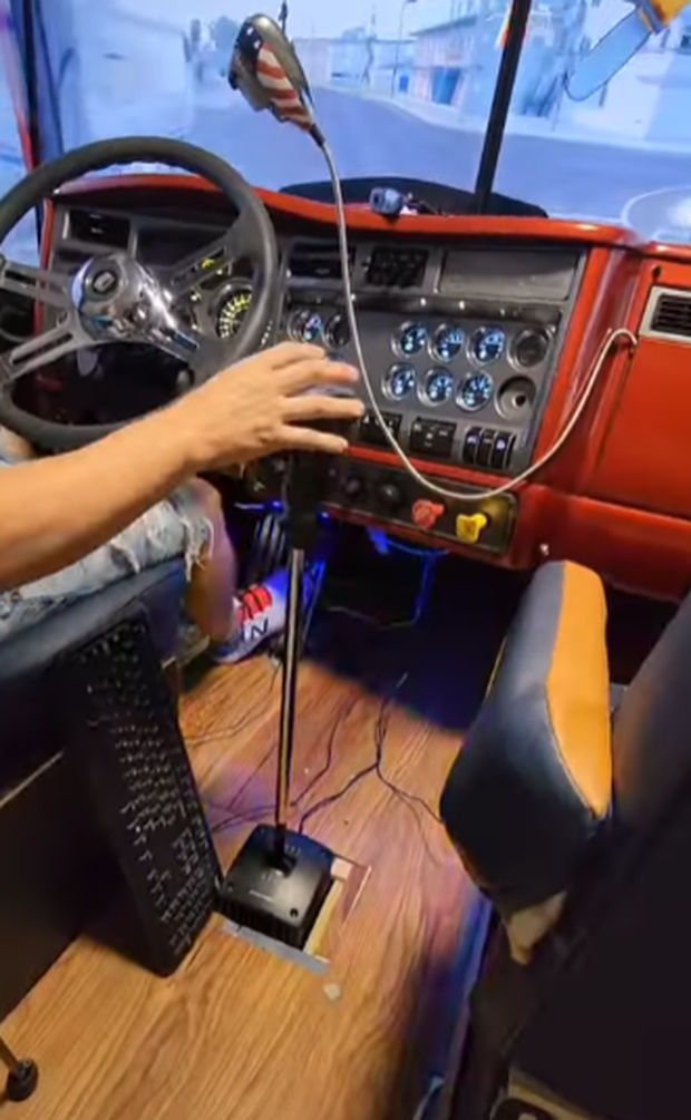 Nam game thủ chơi lớn, “chế” hẳn căn phòng để trải nghiệm sự sống động của game lái xe tải - Ảnh 3.