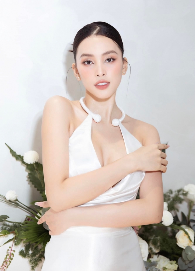 Hoa hậu Tiểu Vy khoe lưng trần quyến rũ với đầm cổ yếm cách điệu - Ảnh 1.