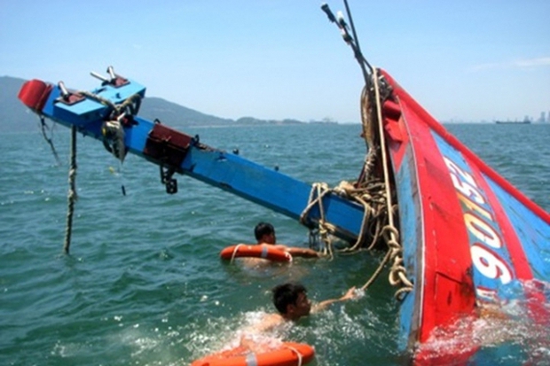 2 tàu cá ngư dân Quảng Trị gặp nạn khi đang di chuyển tránh bão - Ảnh 1.