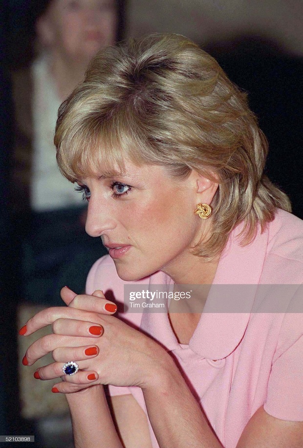 5 lần Công nương Diana bất chấp mà phá vỡ các quy tắc thời trang của hoàng gia - Ảnh 2.